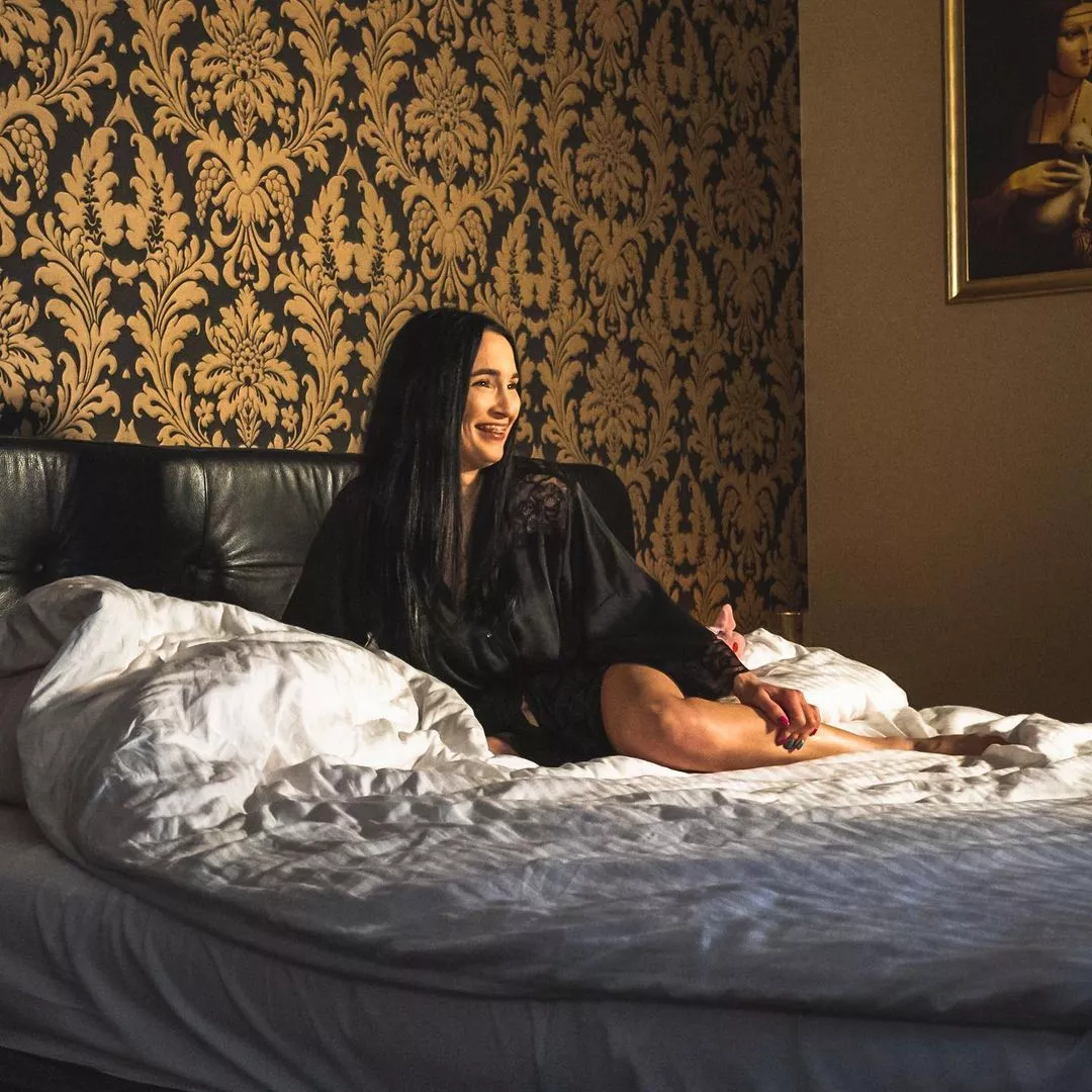 Do sieci wyciekły gorące zdjęcia! Gwiazda disco polo - Emila Sanecka z Daj To Głośniej przyłapana w łóżku! 
